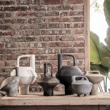 Керамическая ваза - креативное украшение для дома.