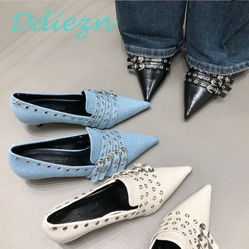 Джинсовые синие туфли-лодочки Элегантные женские туфли с острым носком 2023 Модный дизайн Женская обувь с металлической пряжкой Женская обувь на среднем каблуке Женская обувь