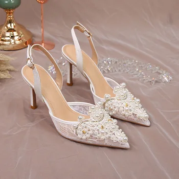 Женские свадебные туфли из белой сетки с воздушным жемчугом и кристаллами на среднем тонком каблуке с острым носком и ремешком с пряжкой сзади, модные босоножки для невесты
